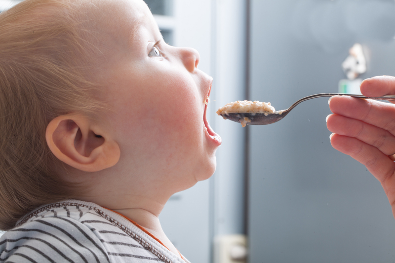 Are there any risks to introducing complementary foods after 6 months of age?