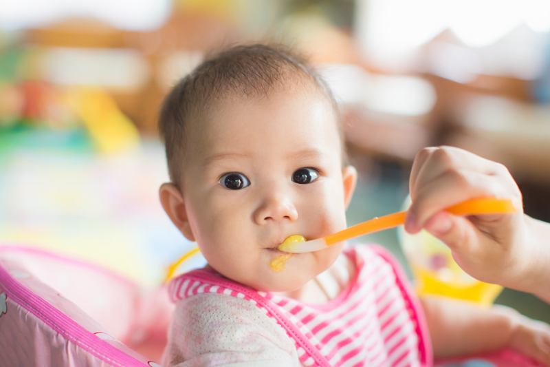Does introducing complementary foods prior to 4 months old pose risks to infants?