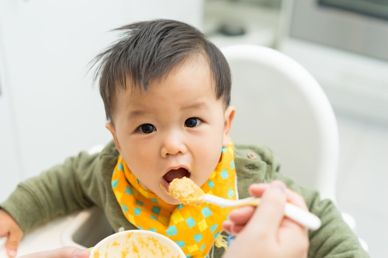 Quelle quantité de nourriture devez-vous donner à votre bébé lorsqu’il commence à manger ?