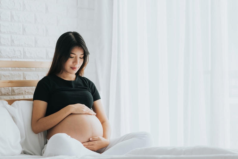 Why is it important for pregnant women to take a prenatal multivitamin?