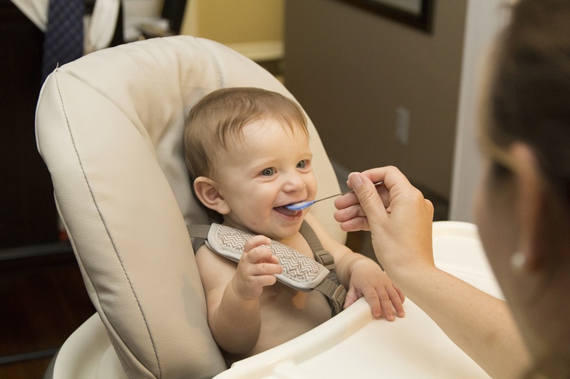 How quickly can I introduce new foods when my baby begins to eat?